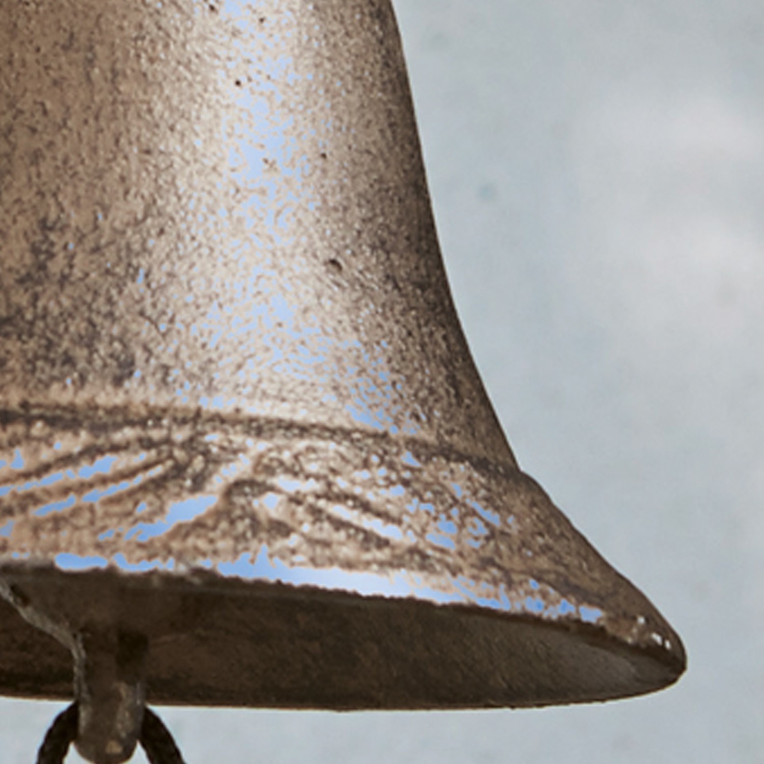 Metallglocke in Braun mit dekorativem Muster, rustikaler Gartendekor