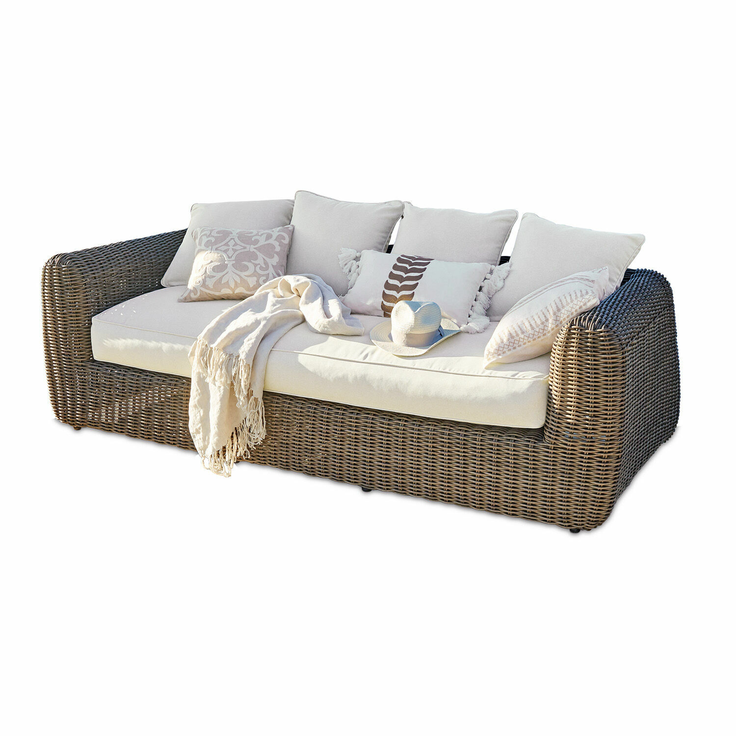 Sofa Bogdanne Rattansofa mit cremefarbenen Kissen und Decke, ideal für Garten und Terrasse