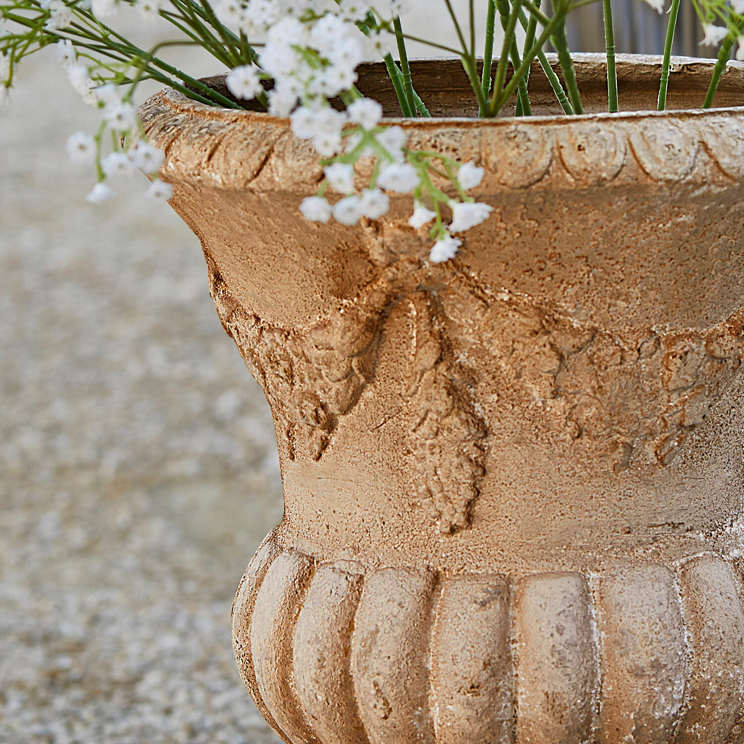 Beige Terrakotta-Pflanzgefäß mit Blattrelief, dekorative Garten- oder Terrassenvase