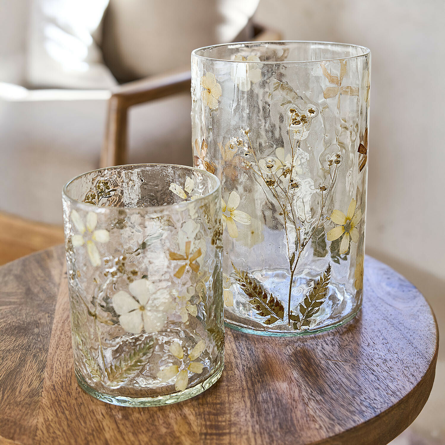 Vase 2er Set Coudrisse Glaswindlichter mit getrockneten Blumen und Blättern, natürliche Tischdekoration aus Glas