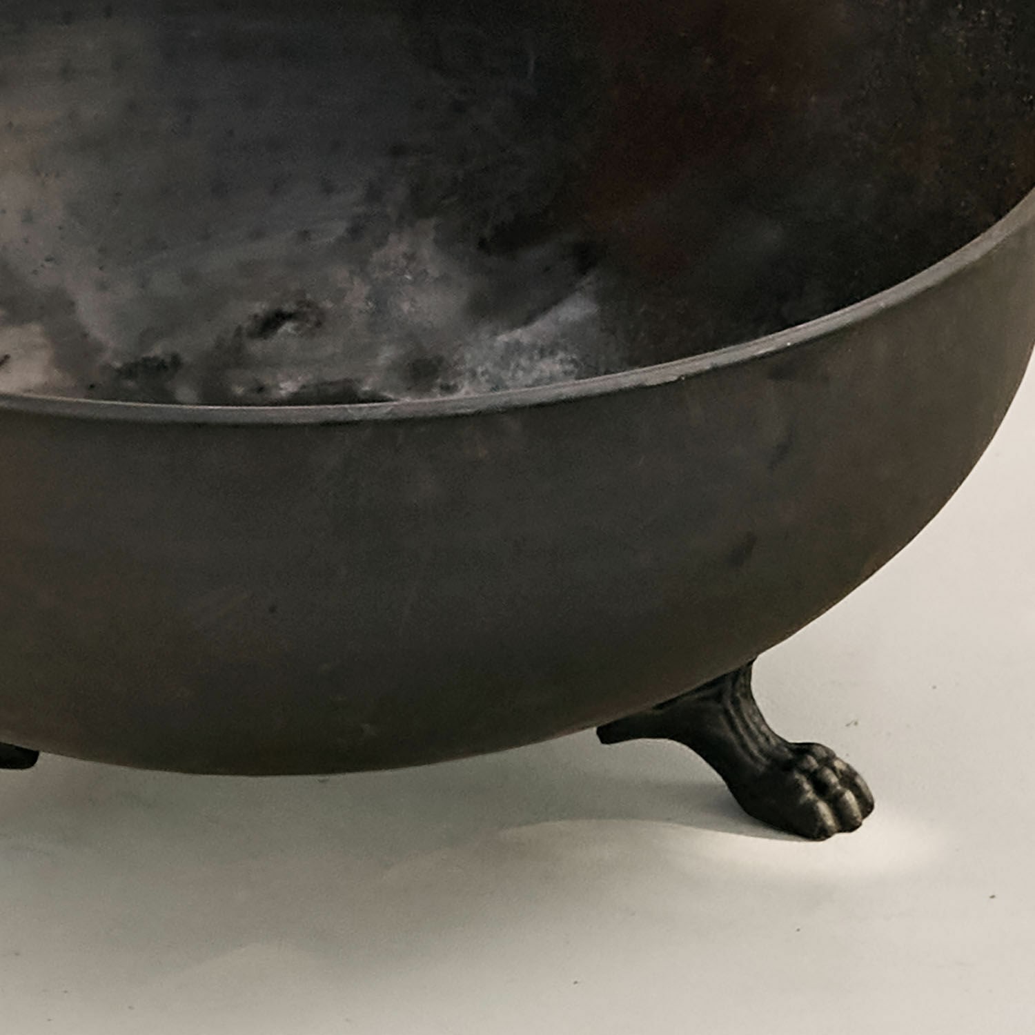 Schwarze Metallschale mit dekorativem Pfotenfuß für Deko und Aufbewahrung