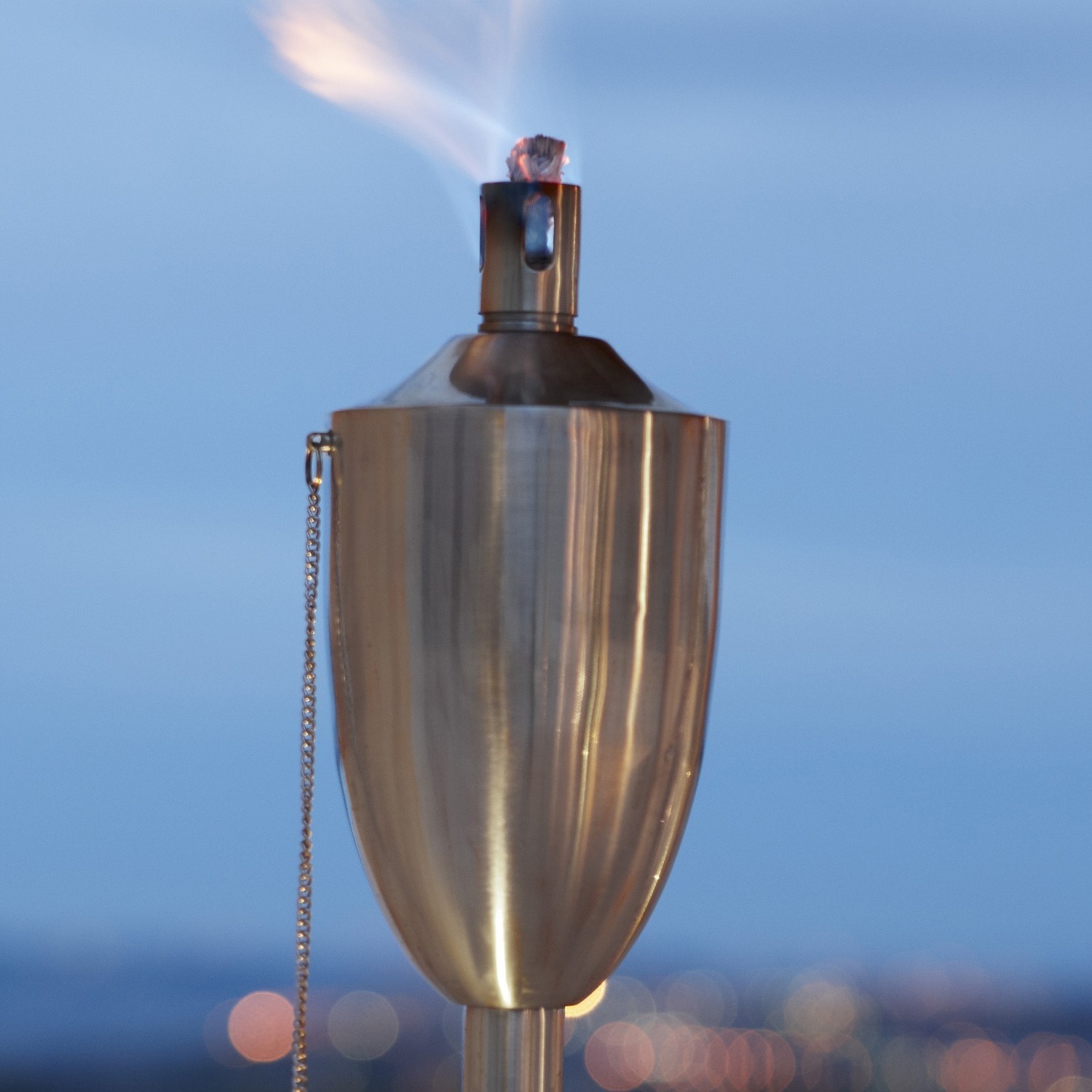 Gartenfackel aus Messingfarbenem Metall mit Flamme und Löschkette