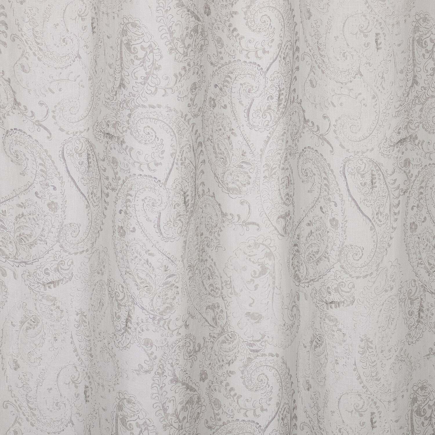 Feiner Stoff mit hellem Paisley-Muster in Beige und Weiß für stilvolle Wohnraumgestaltung