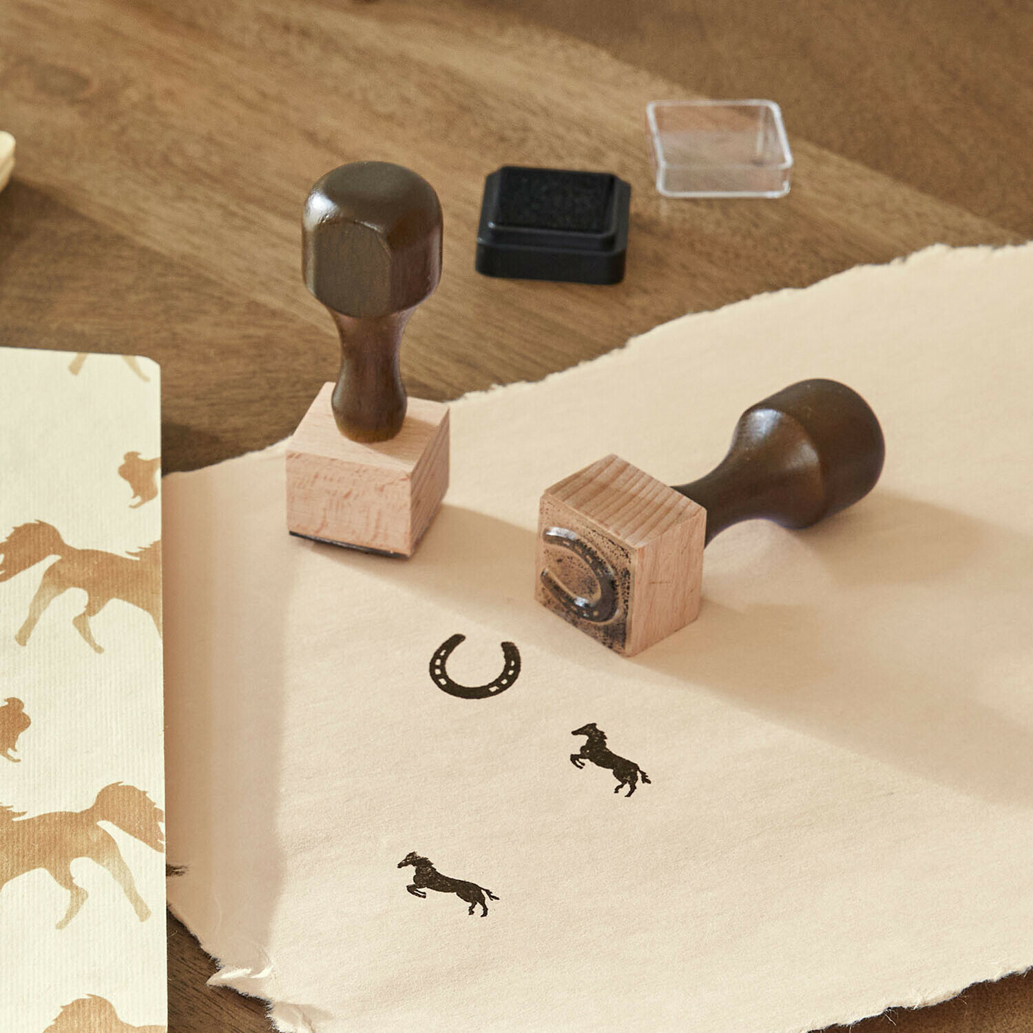 Stempel 2er Set Windermay Holzstempel mit Pferde- und Hufeisenmotiv auf beigem Papier für Bastelarbeiten
