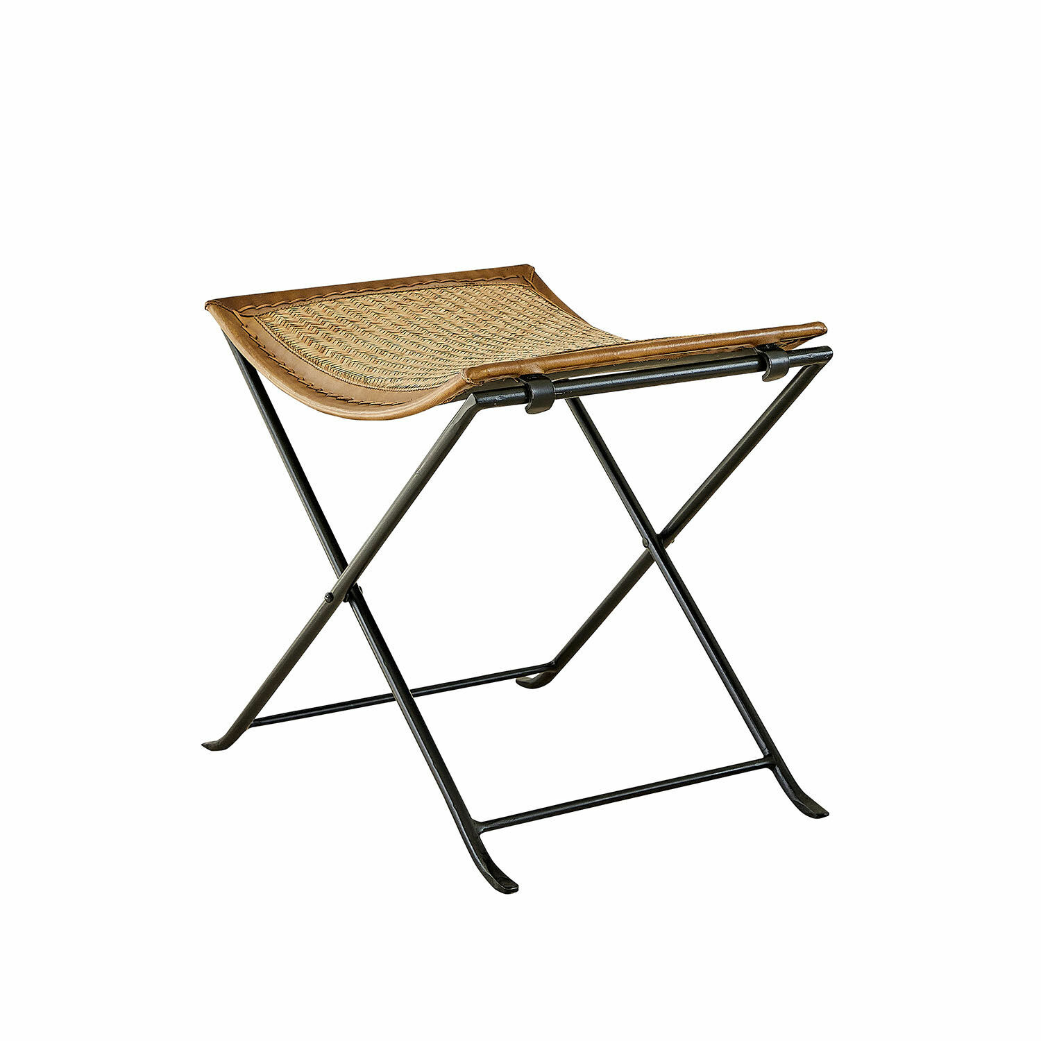 Klapphocker mit schwarzem Metallgestell und braunem geflochtenem Rattansitz