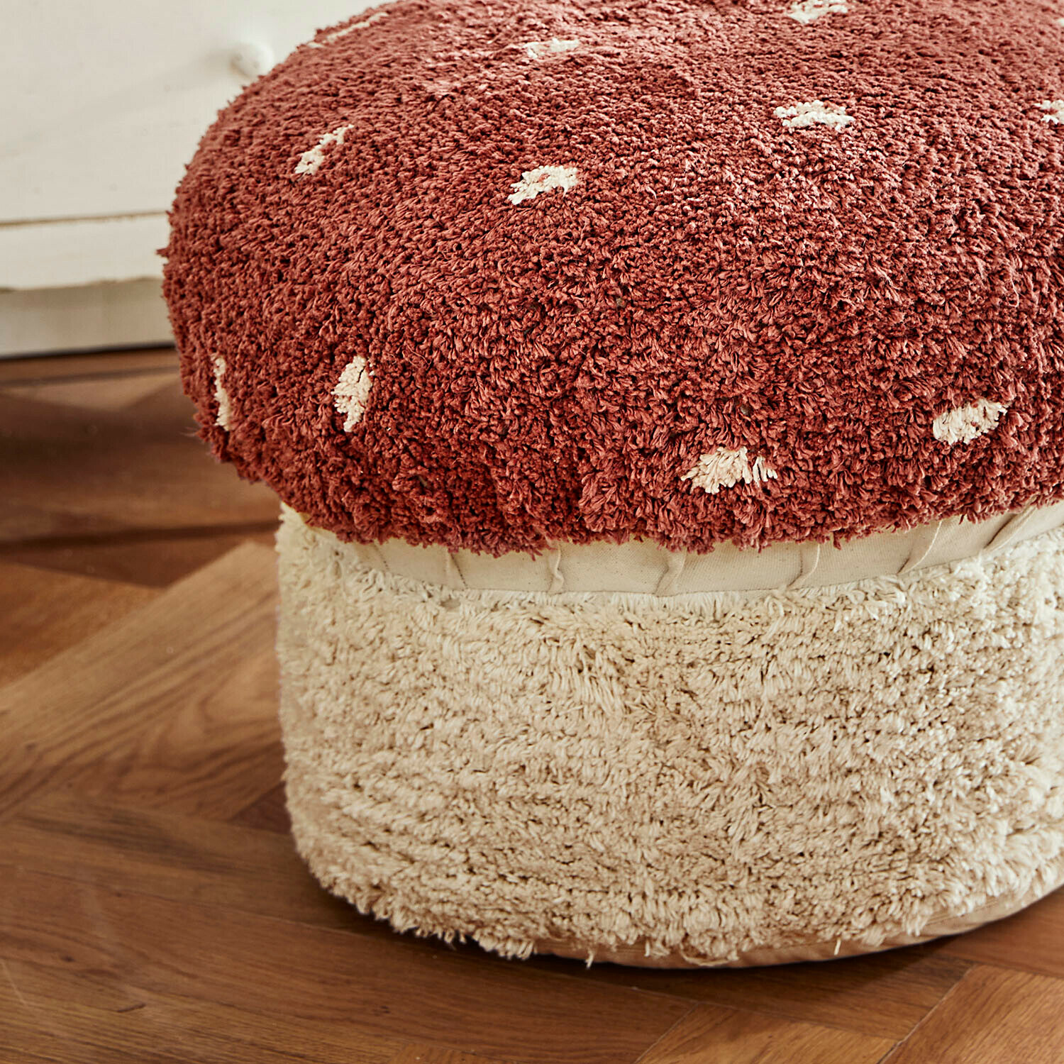 Weicher Pilz-Pouf aus rotem und cremefarbenem Plüsch, gemütlich für Wohnzimmer
