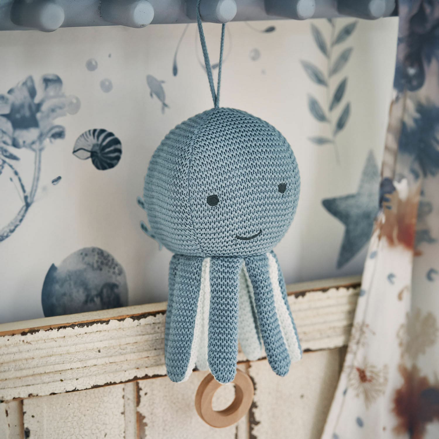 Spieluhr Cozycot Gestricktes blau-weißes Oktopus-Spielzeug mit Holzring zum Aufhängen, weiche Kinderzimmer-Deko