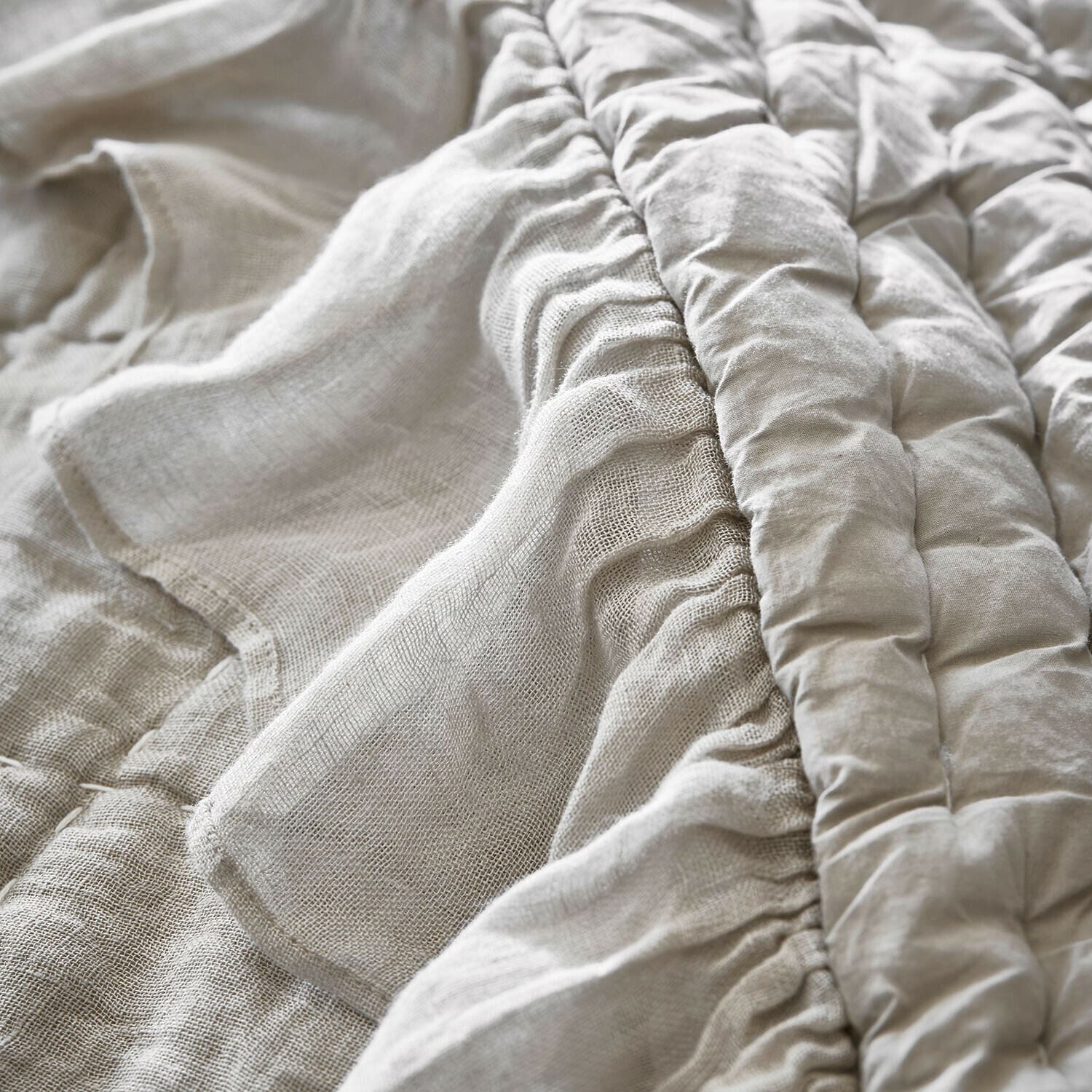 Beige Leinenbettwäsche mit gerafften Details und weicher Textur für gemütliches Schlafzimmer