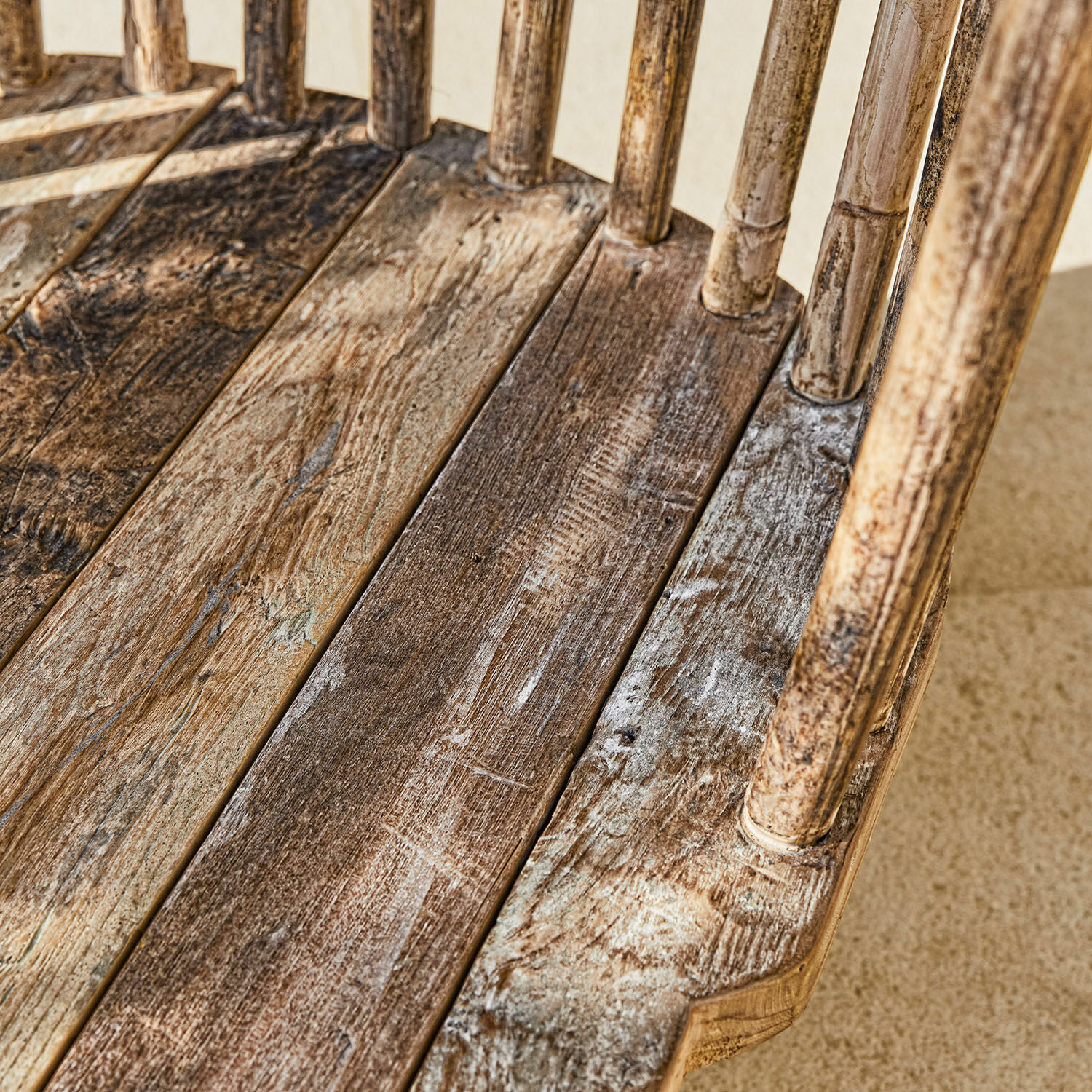 Sitzfläche eines Holzstuhls mit sichtbarer Maserung und natürlicher, gealterter Holzoptik