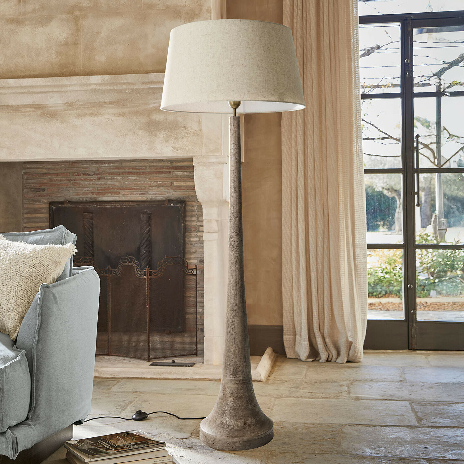 Stehlampe Helsfjord Stehlampe mit Holzfuß und beigem Schirm in gemütlichem Wohnzimmer mit Kamin und Sofa