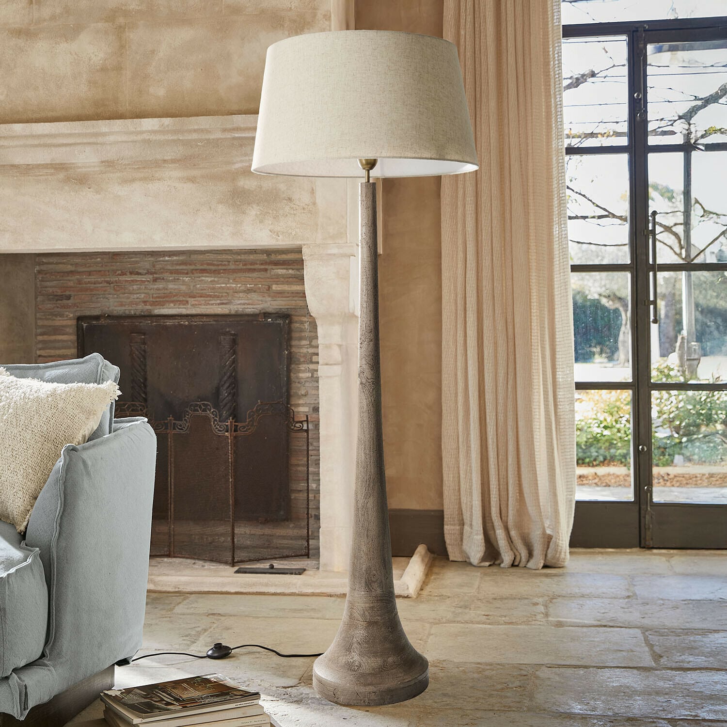 Stehlampe Helsfjord Stehlampe mit Holzfuß und beigem Schirm in gemütlichem Wohnzimmer mit Kamin und Sofa