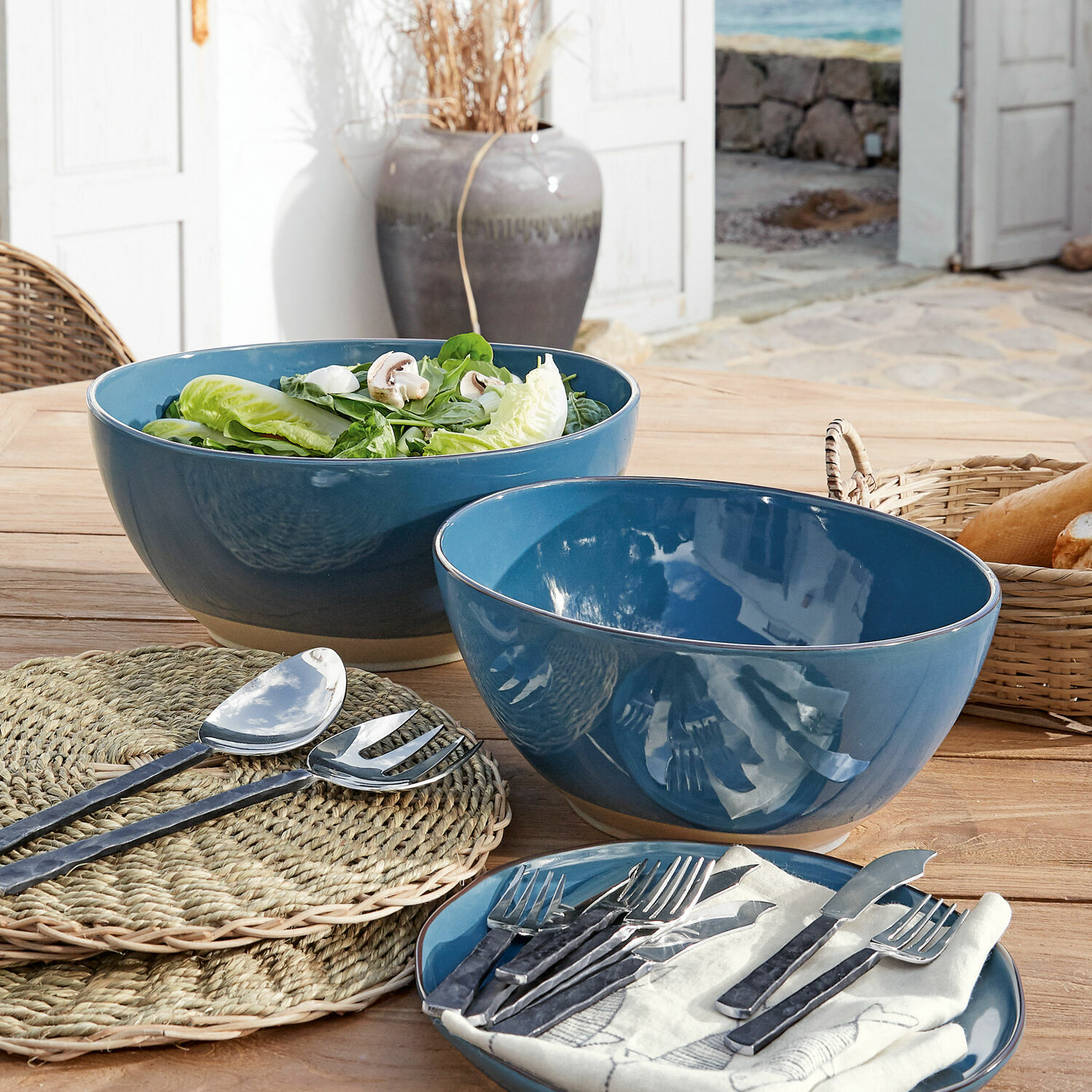 Salatschüssel 2er Set Biarré Set aus blauen Keramik-Salatschüsseln auf Holztisch mit Besteck und Brotkorb
