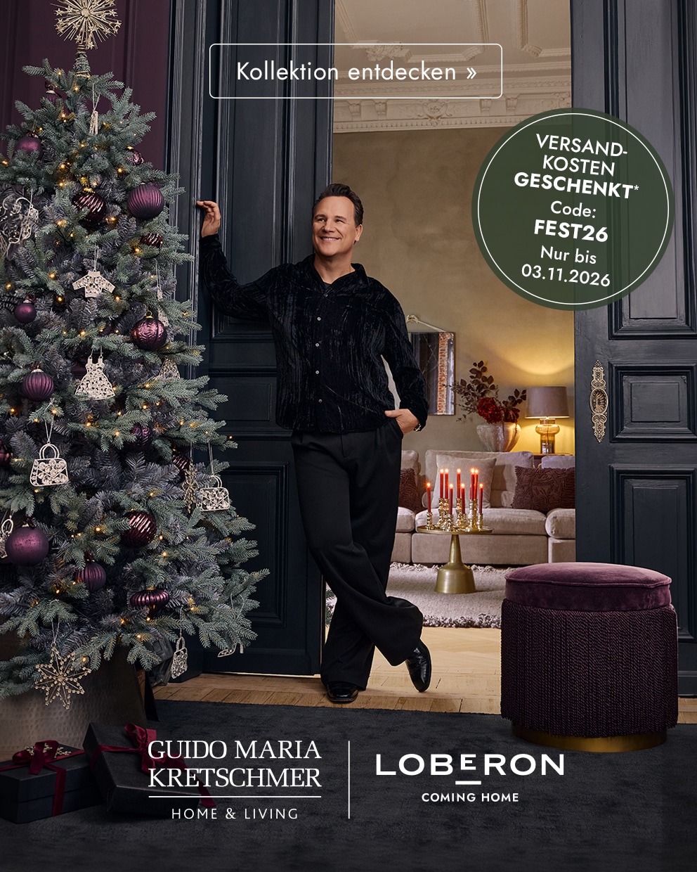 Mann in schwarzer Kleidung lehnt an Türrahmen neben festlich geschmücktem Weihnachtsbaum und violettem Hocker