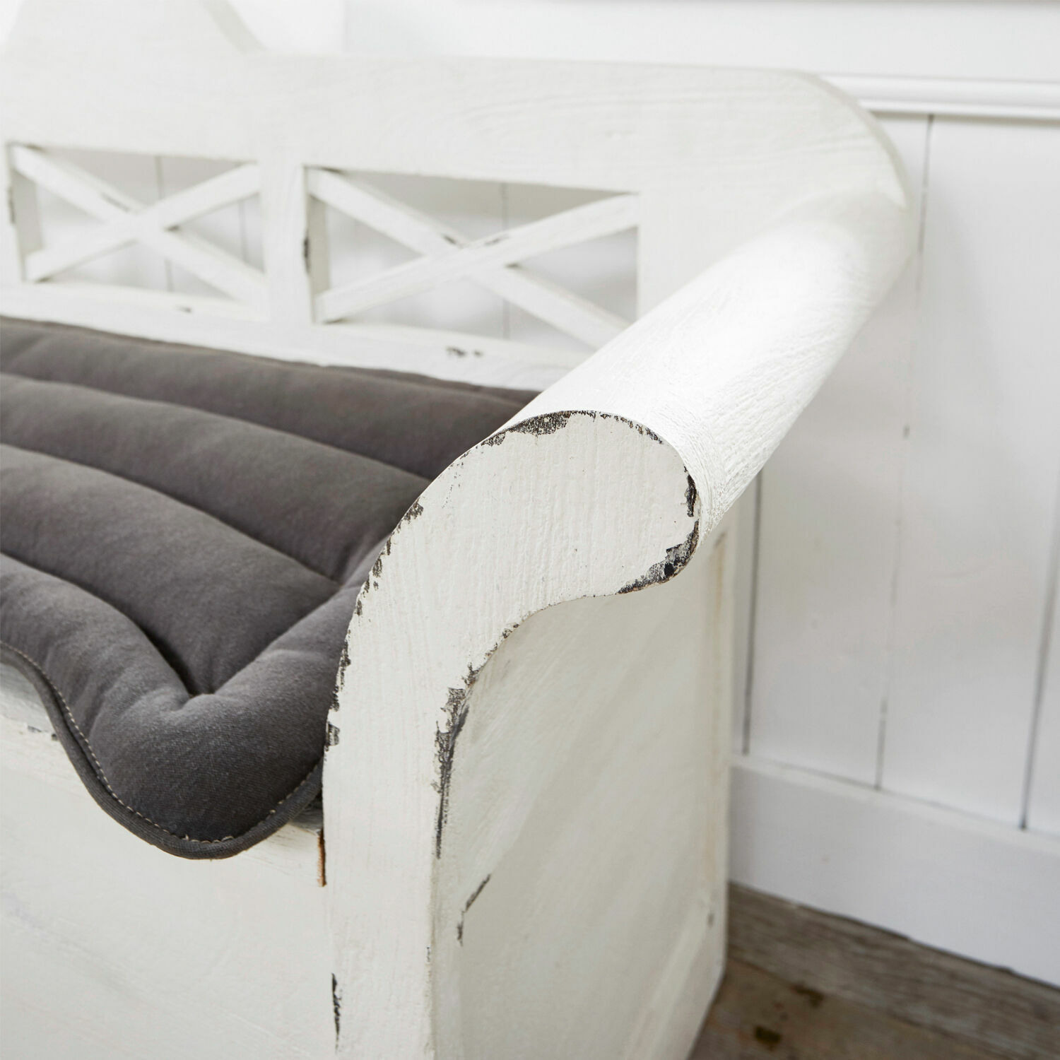 Weiße Holzbank mit Shabby-Chic-Effekt und grauem gepolstertem Sitzkissen