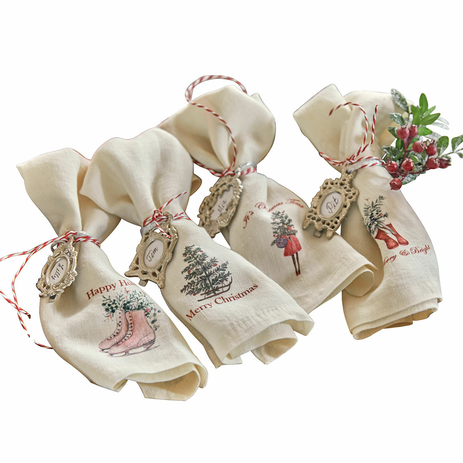 Serviette 4er Set Merry & Bright Set aus Leinen-Weihnachtsservietten mit Druck und dekorativen Anhängern, festliche Tischdeko