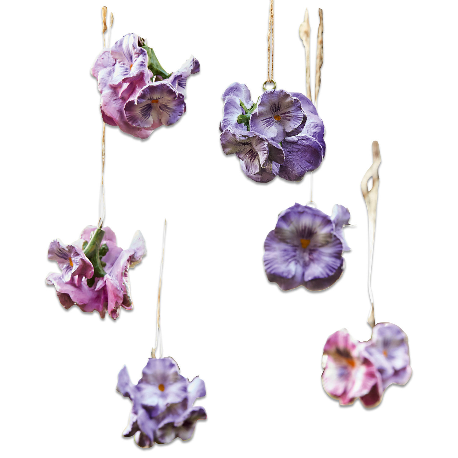 Dekorative Keramikblumen in Violett- und Rosatönen an Schnüren zum Aufhängen