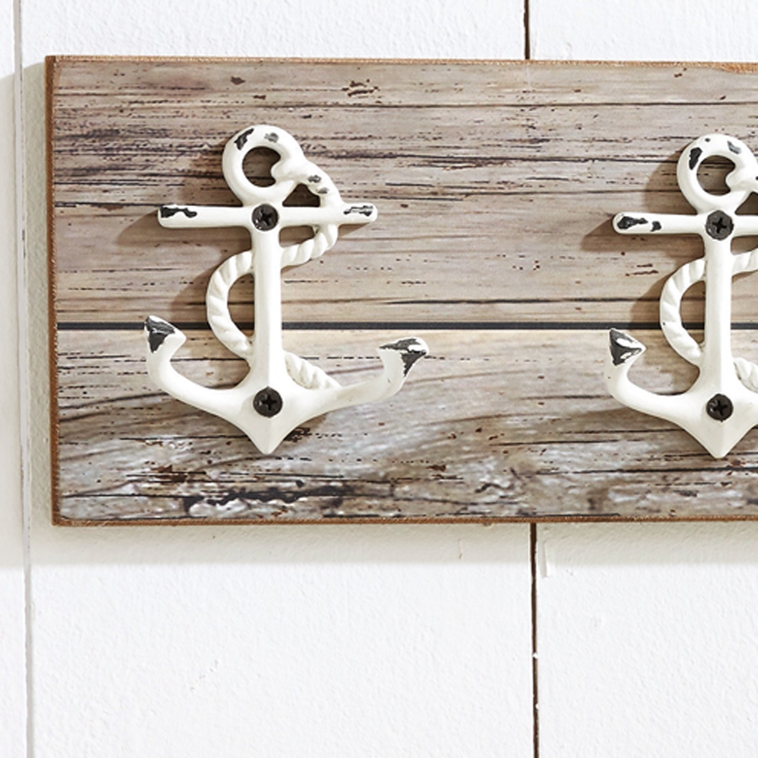 Rustikaler Wandhaken aus Holz mit weißen Metallanker-Haken im maritimen Stil