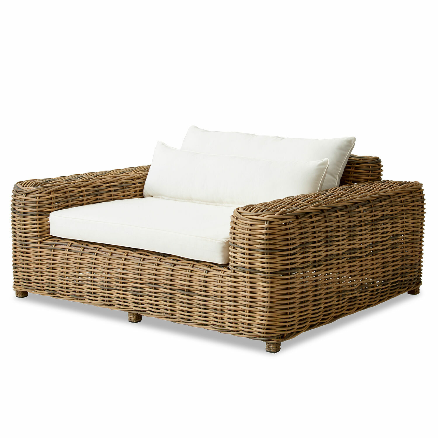 Rattansofa mit weißen Kissen, Gartenmöbel aus Naturmaterial für komfortables Entspannen