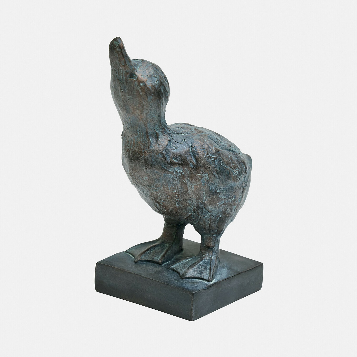 Metallfigur eines Entenkükens mit blau-grüner Patina auf rechteckigem Sockel