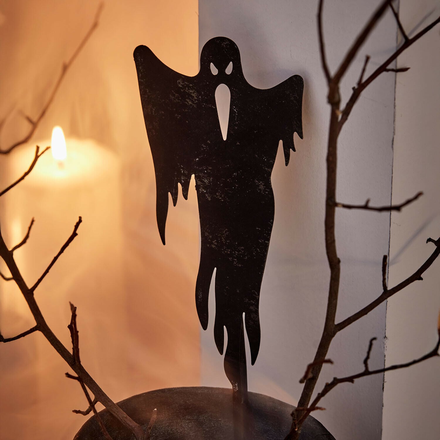 Schwarze Metall-Dekoration in Geisterform für Halloween, Deko für Haus und Garten