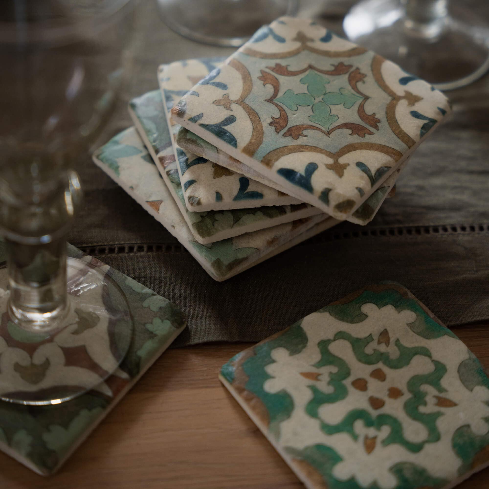 Set aus Keramikuntersetzern mit vintage Muster in Grün- und Brauntönen zum Möbelschutz
