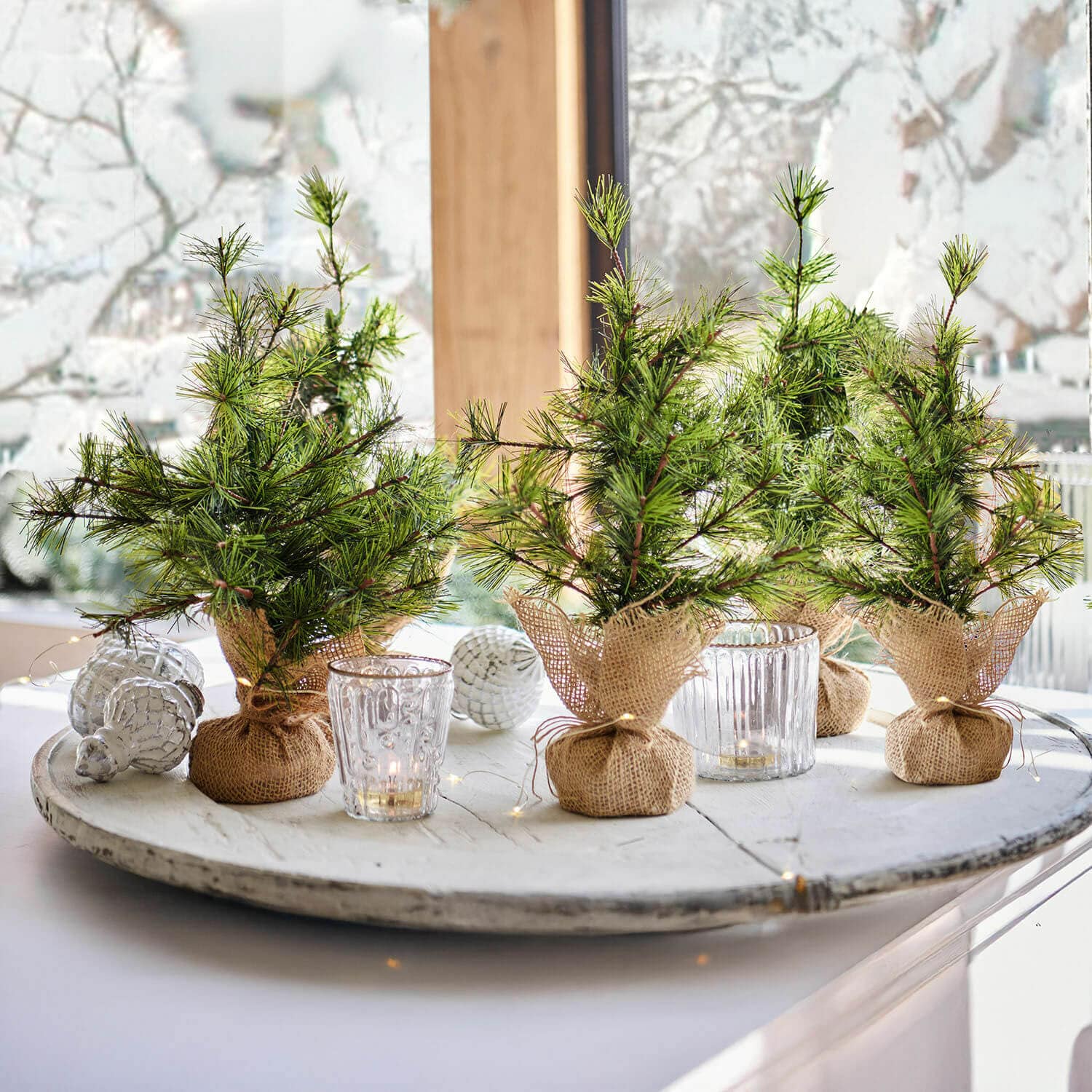 Deko-Baum 4er Set Millies Kleine dekorative Tannenbäume in Jutesäcken auf weißem Tablett mit Kerzen und Weihnachtsdeko