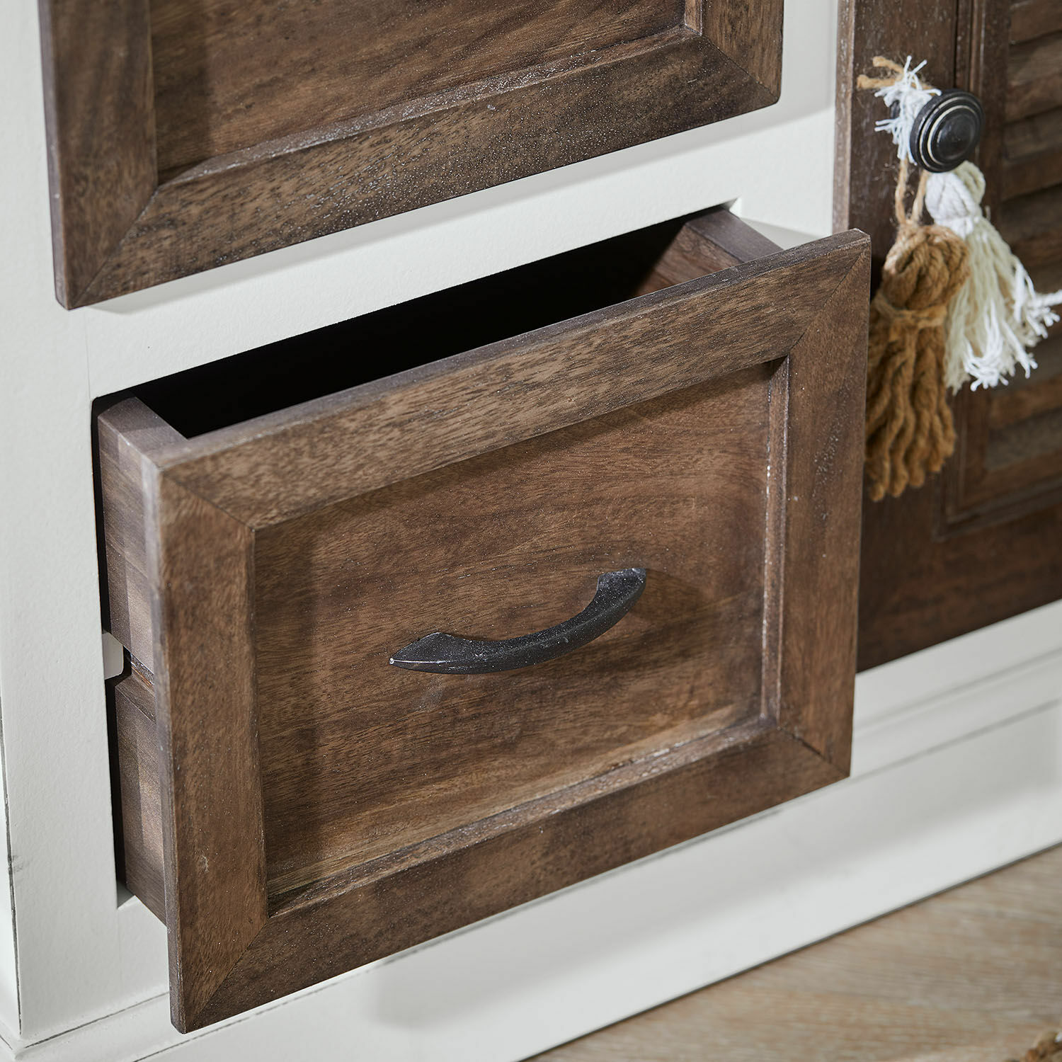 Offene Schublade aus braunem Mangoholz mit schwarzem Metallgriff zur Aufbewahrung
