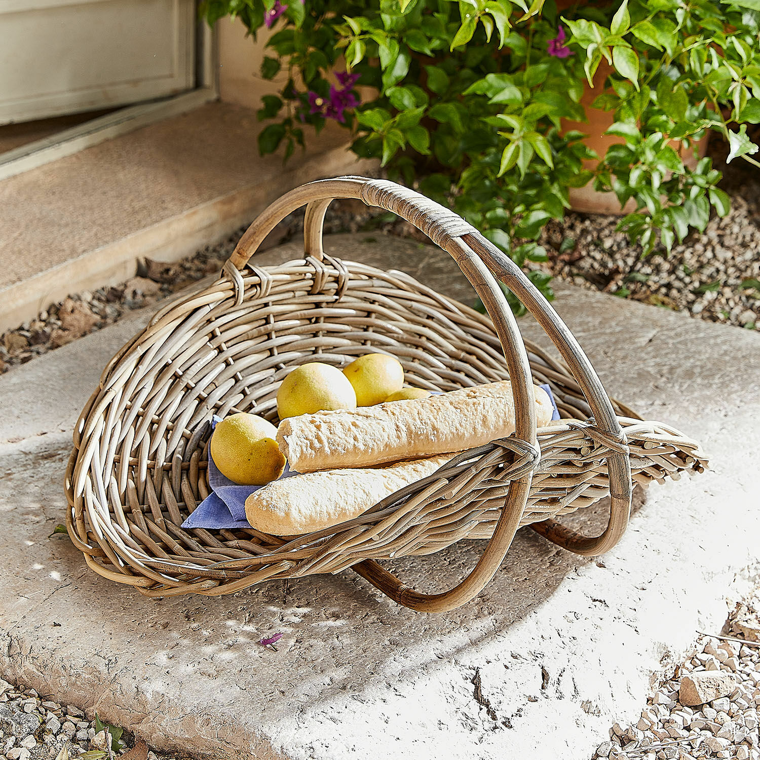 Korb Drillaux Natürlicher Korb aus Weide mit Griff, gefüllt mit Baguette und Zitronen, ideal zur Aufbewahrung