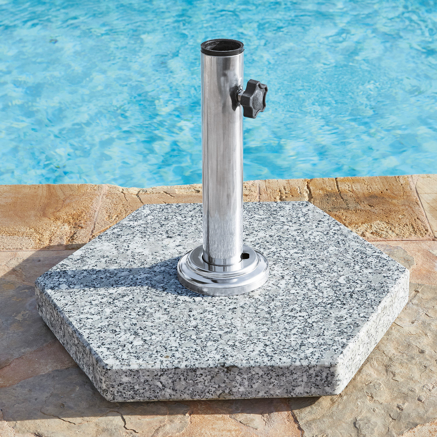 Sonnenschirmständer aus grauem Granit mit Edelstahlrohr zum Befestigen des Schirms am Pool