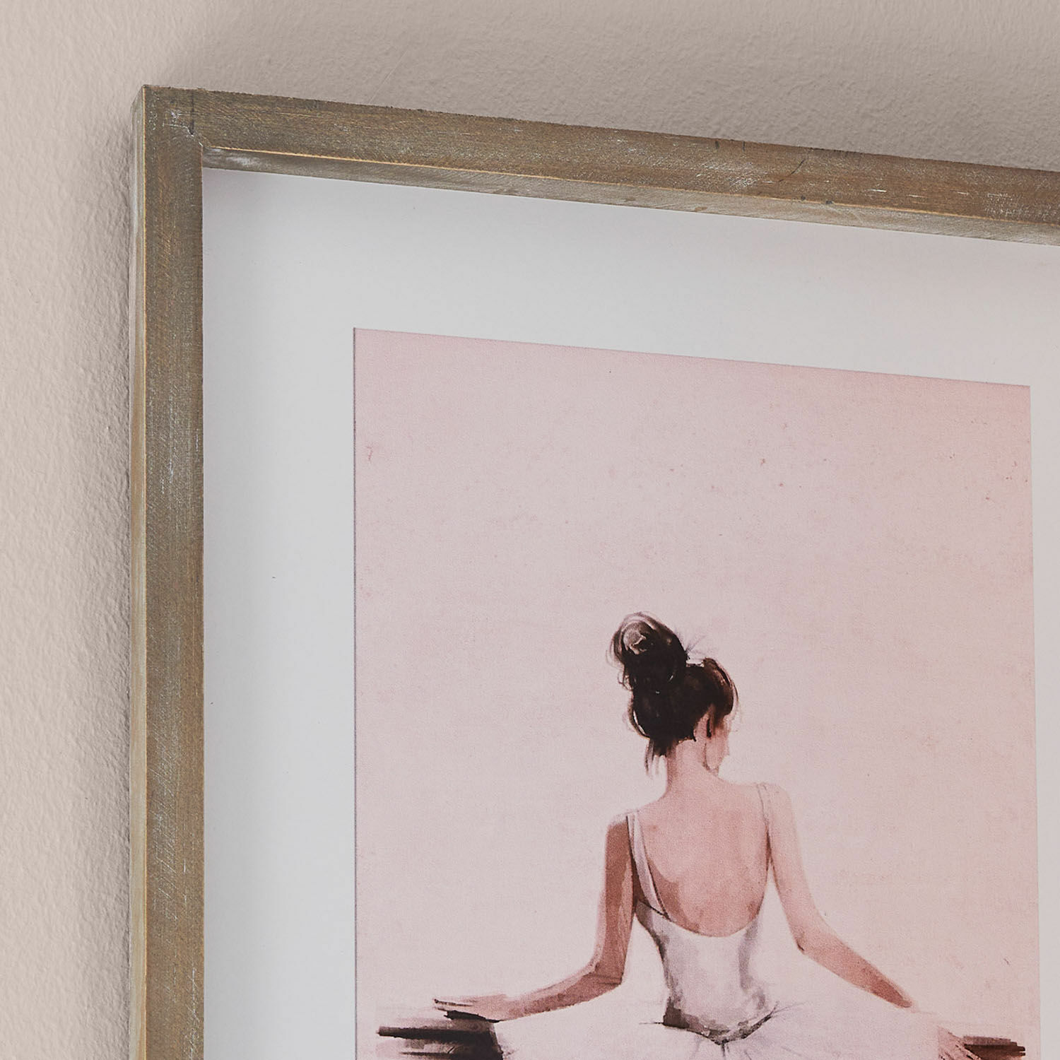 Holzgerahmtes Bild einer Frau im weißen Kleid vor rosa Hintergrund, stilvolle Wanddekoration.