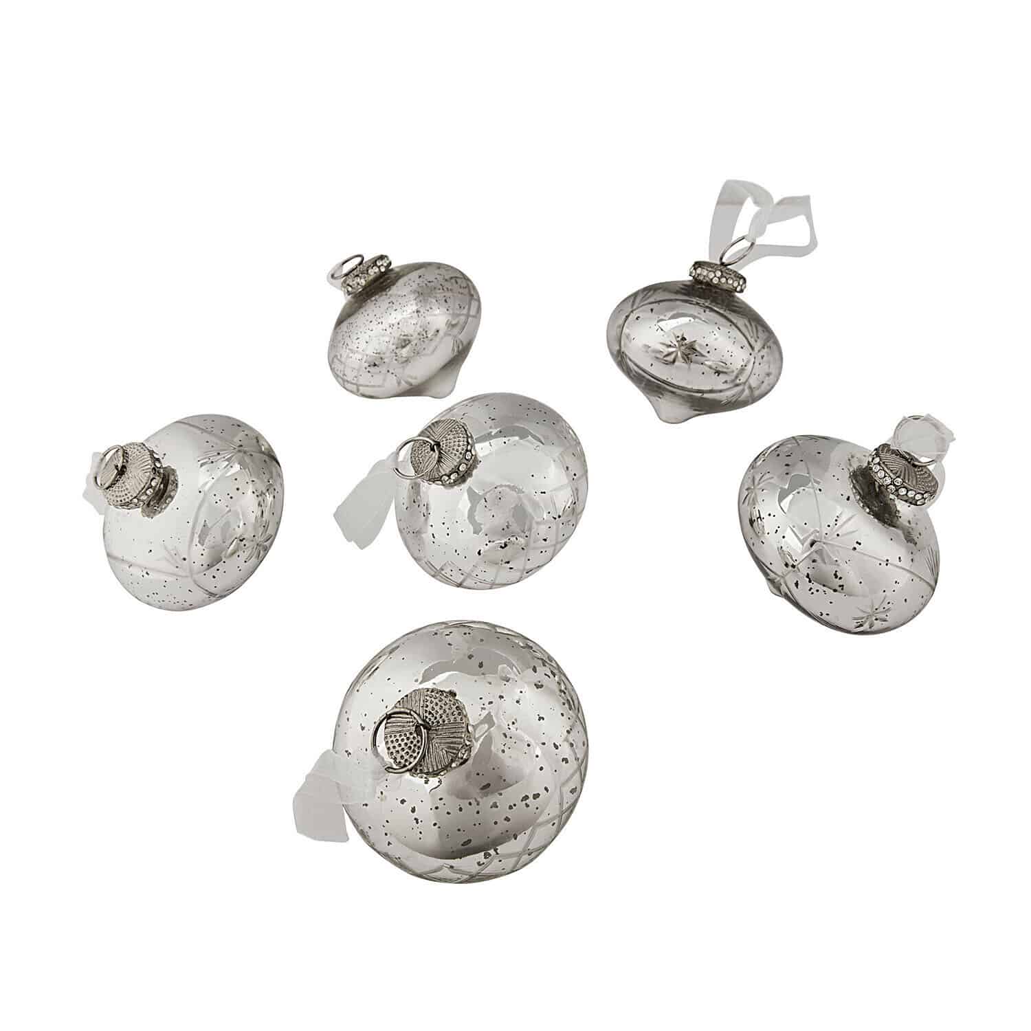 Weihnachtsschmuck 6er Set Cheshire Set aus sechs silbernen Glas-Weihnachtskugeln mit feinem Muster und Metallaufhängungen