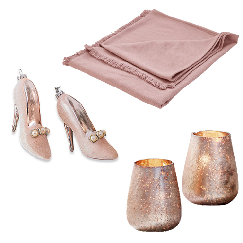 Rosa Decke mit Fransen, rosa dekorative High-Heels und zwei kupferfarbene Windlichter