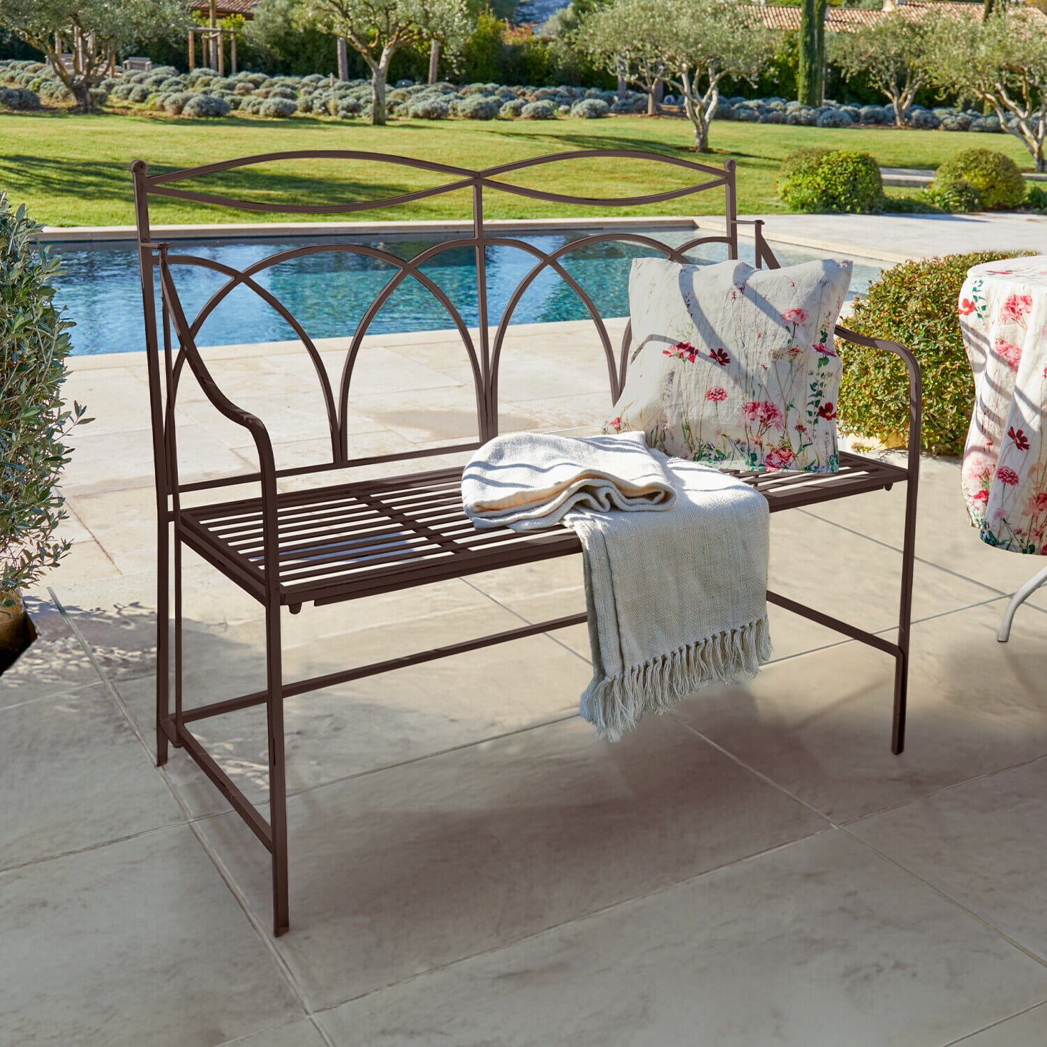 Bank Jablines Braune Metall-Gartenbank mit Kissen und Decke am Pool auf der Terrasse