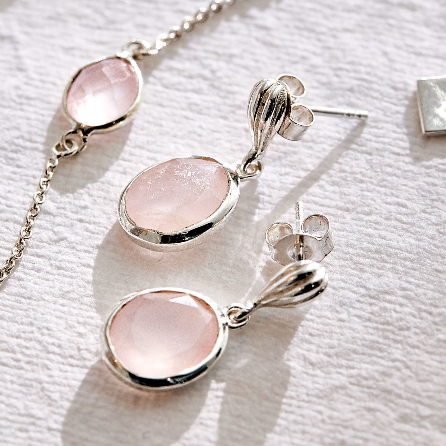 Ohrringe Meadow Silberne Ohrringe mit ovalem rosa Stein, zierlicher Damenschmuck