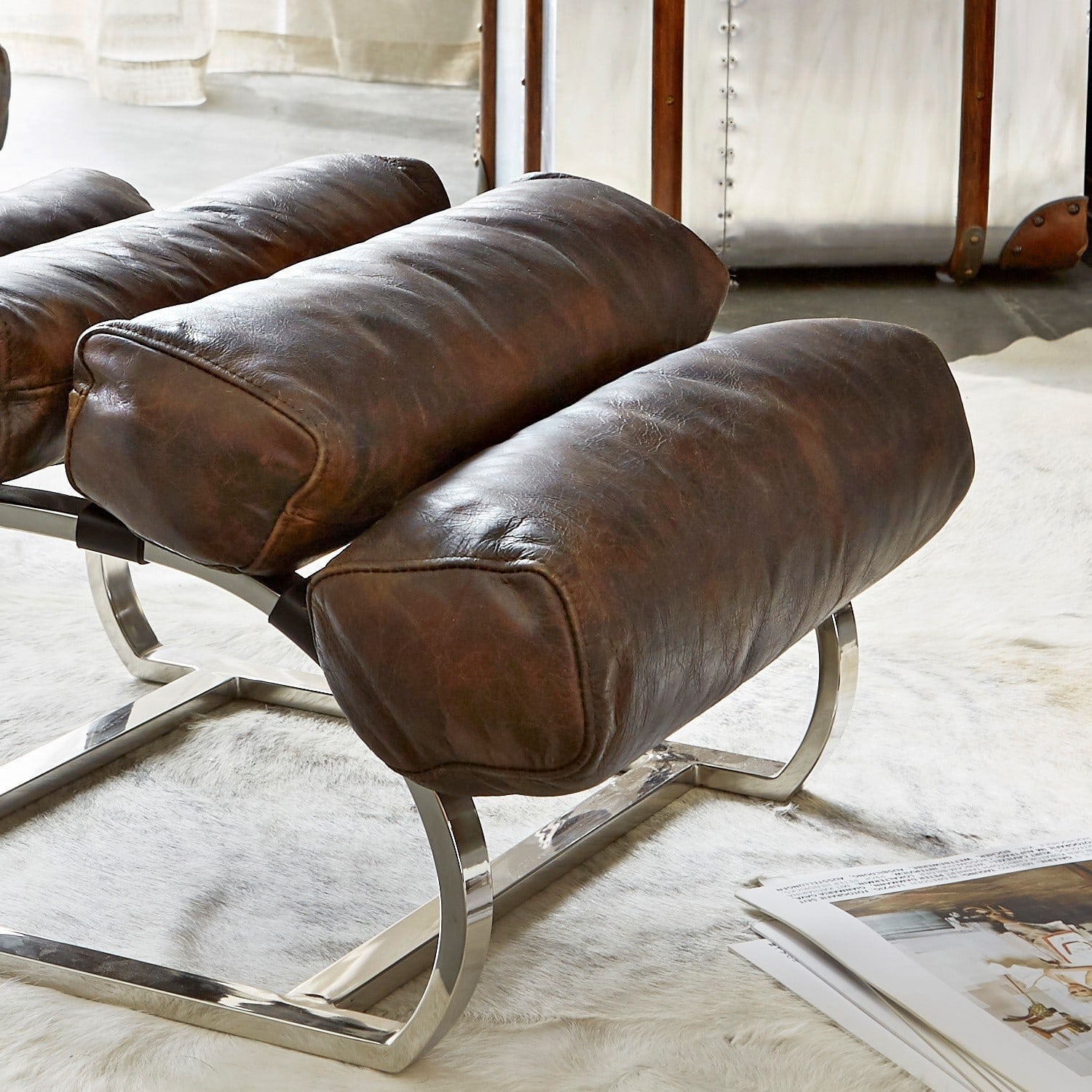 Fußhocker aus braunem Leder mit Metallgestell, moderner Wohnzimmertisch