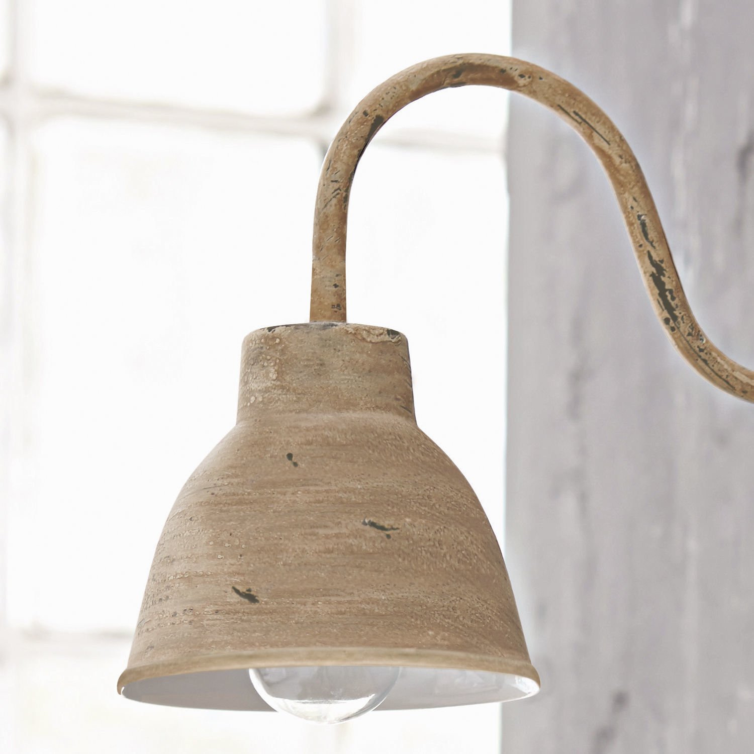 Wandlampe aus beigem Metall mit sichtbarer Glühbirne, industrieller Stil für Innenräume
