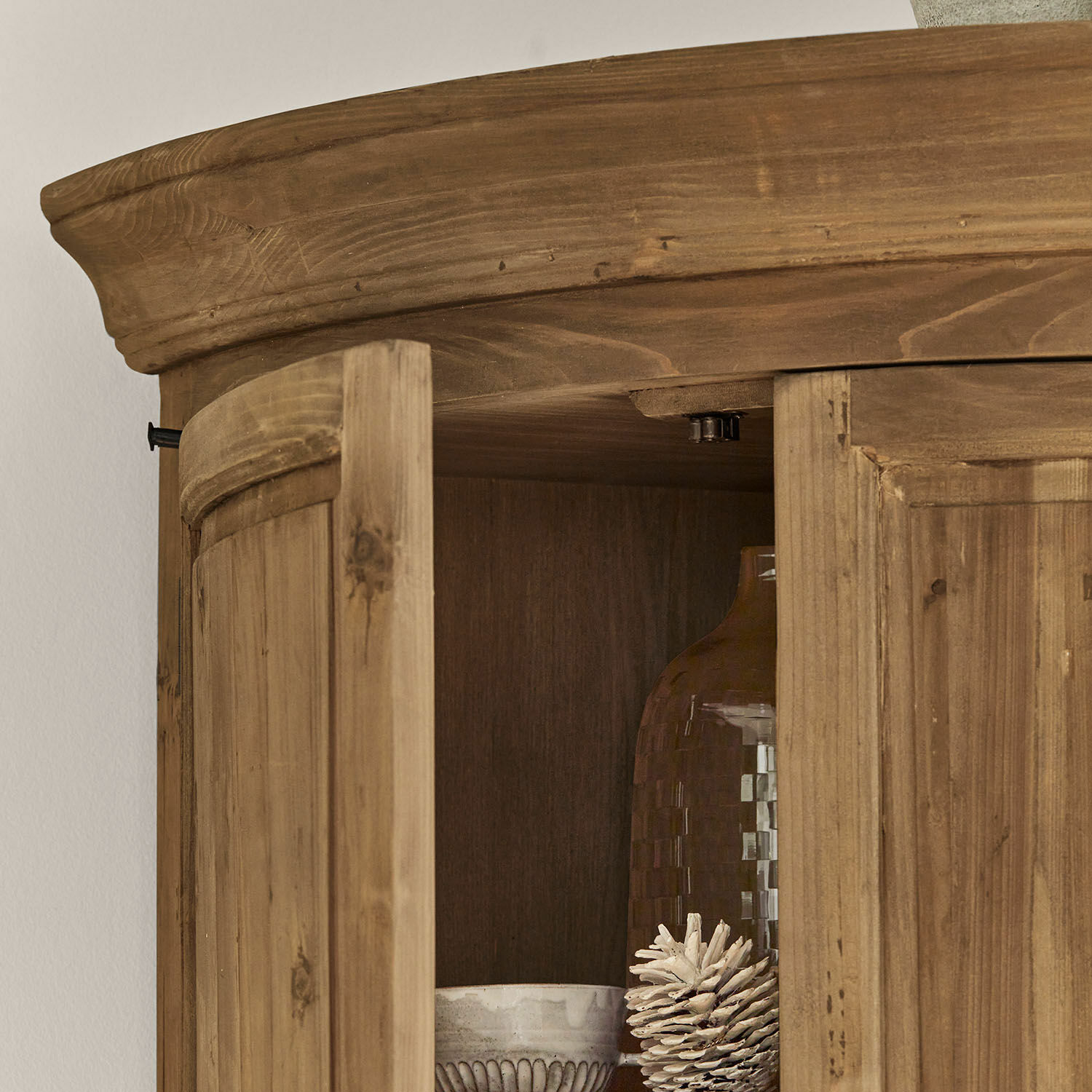 Holzschrank aus Naturholz mit offener Tür, rustikaler Stil, Dekoration innen sichtbar
