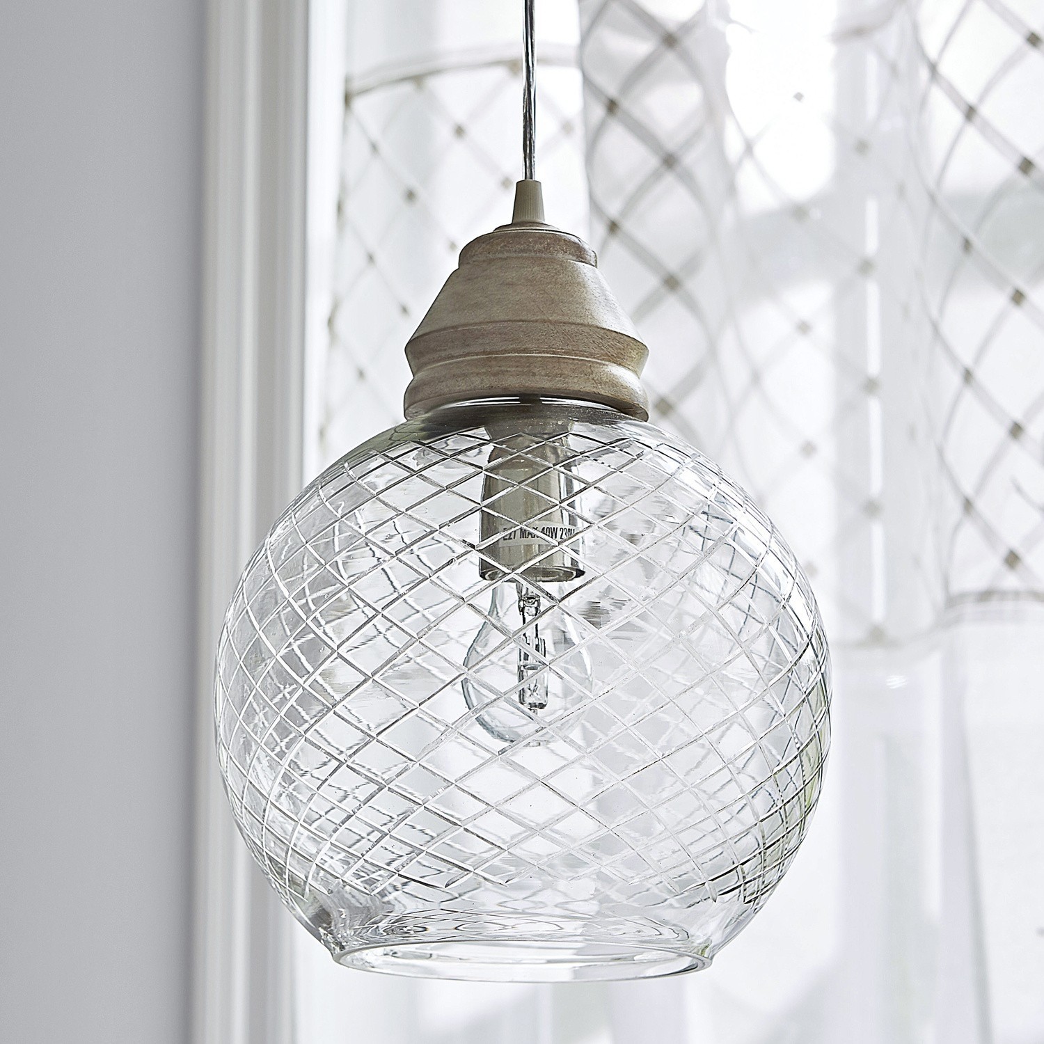 Hängelampe aus Glas mit Rautenmuster und beigem Halter, modernes Wohnraumlicht