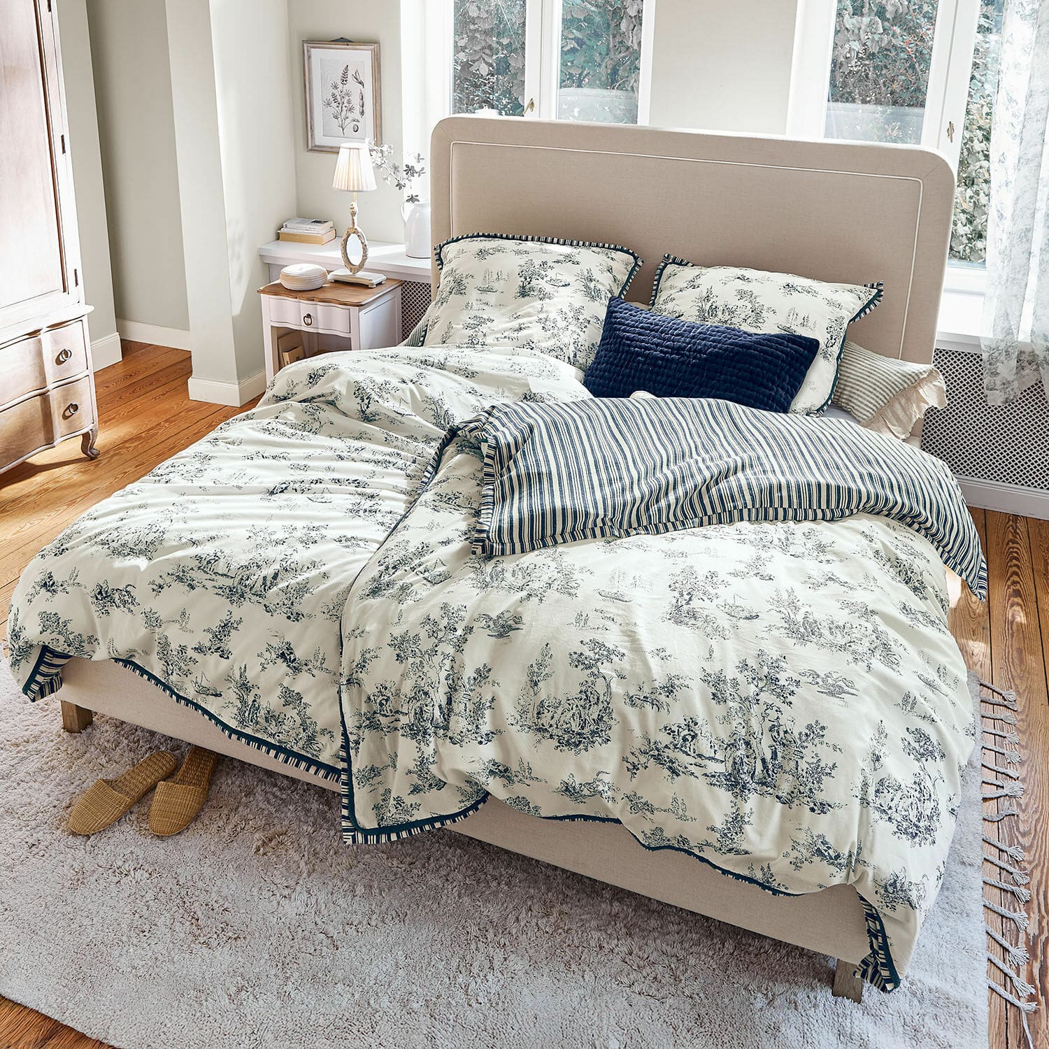 Bett Faircombe Baumwoll-Bettwäsche in Creme mit blauem Muster und Streifen, stilvolle Schlafzimmerdekoration