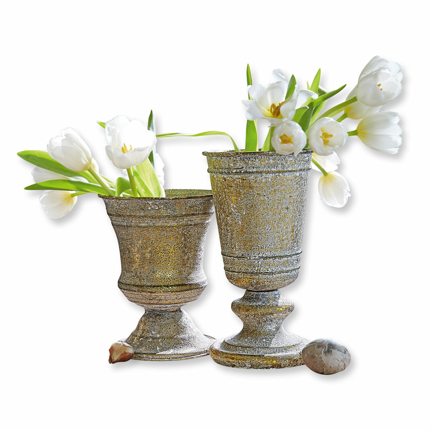Zwei dekorative silberne Metallvasen mit weißen Tulpen und grünen Blättern