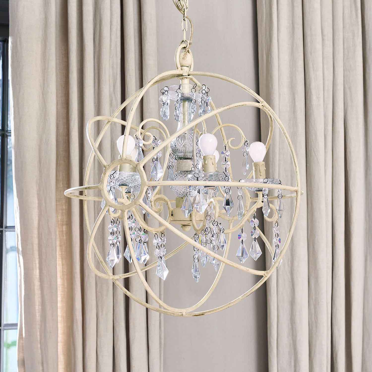 Metall-Kronleuchter in Creme mit Kristallanhängern, dekorative Hängelampe für Wohnräume