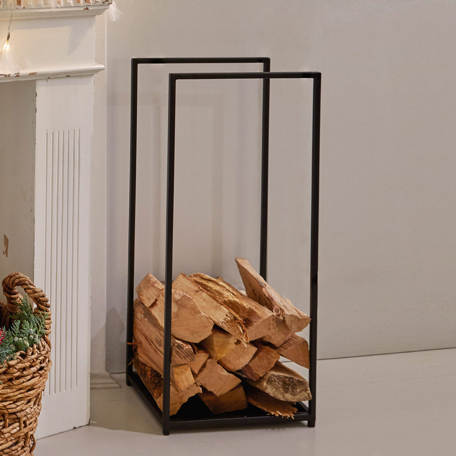 Moderner Kaminholzständer aus schwarzem Metall mit naturbelassenem Holz für Ofenlagerung