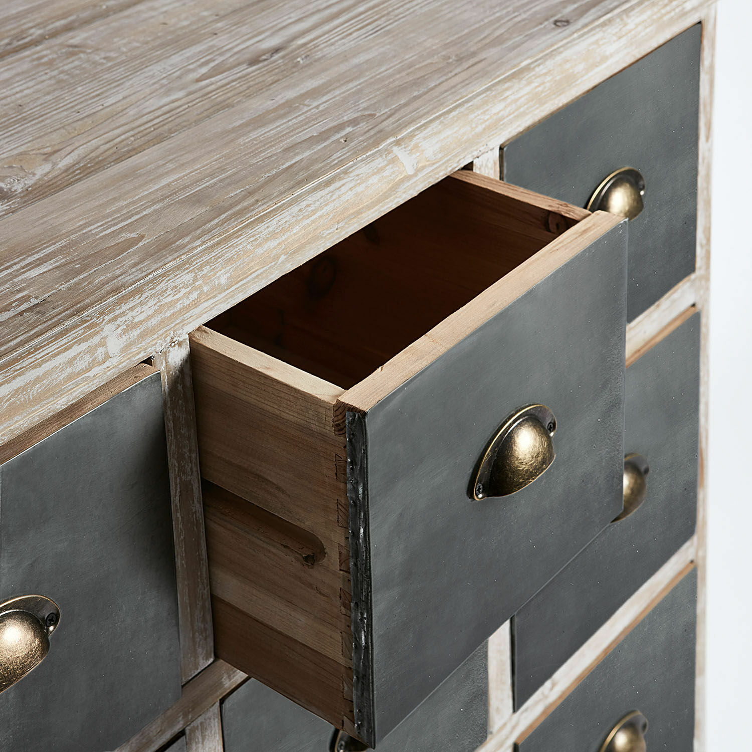 Kommode aus Holz mit grauen Metallfronten und Messinggriffen im Vintage-Stil