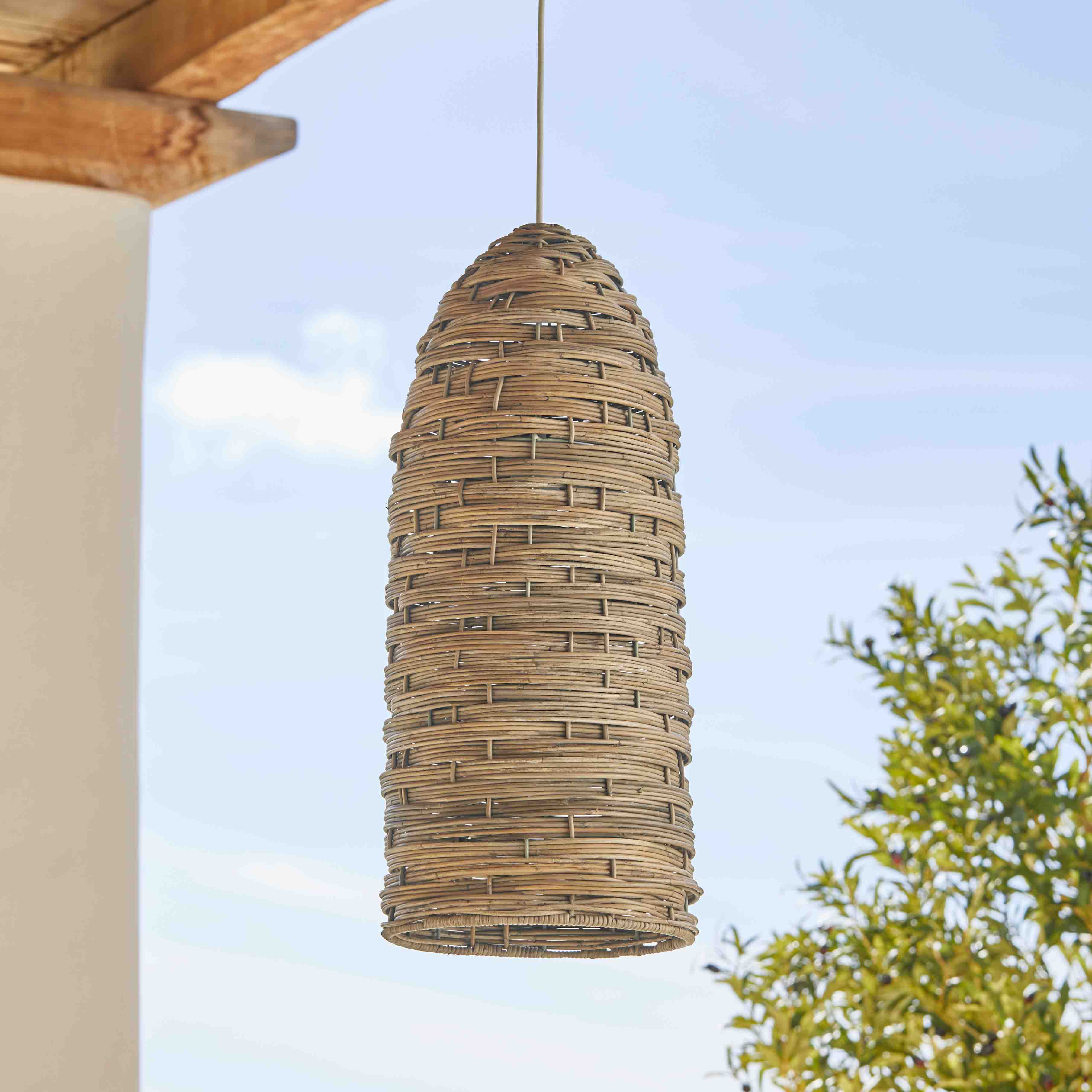 Hängende Lampe aus natürlichem Rattan, passend für gemütliche Wohnraumbeleuchtung und Dekoration