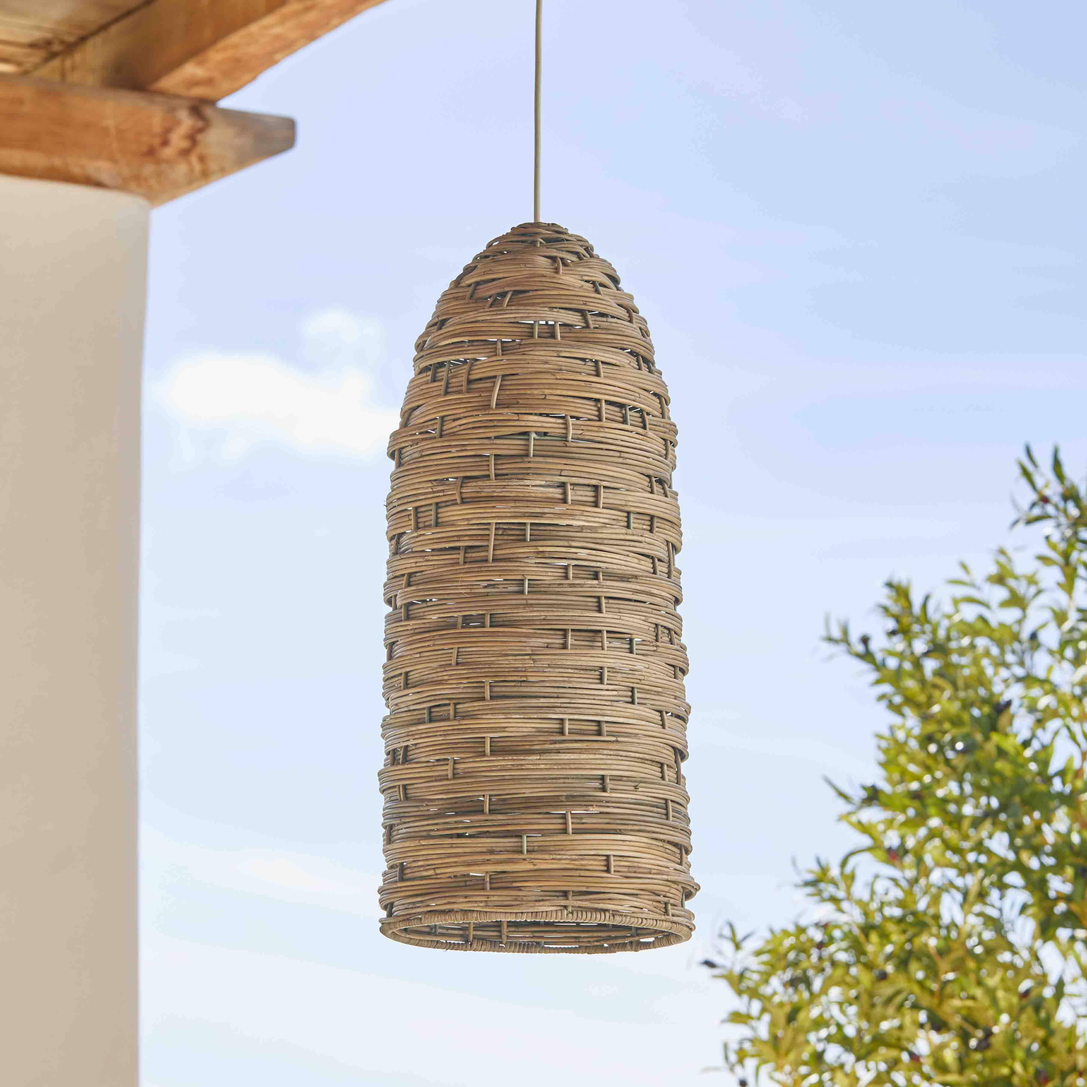 Hängende Lampe aus natürlichem Rattan, passend für gemütliche Wohnraumbeleuchtung und Dekoration