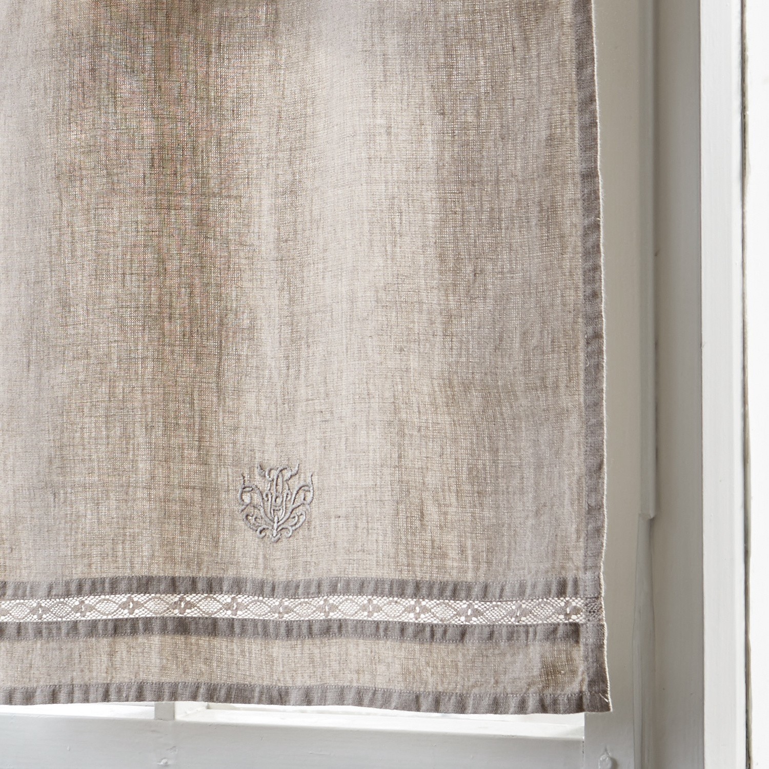 Beiger Leinenvorhang mit Stickerei und Spitzenbesatz, elegante Fensterdekoration