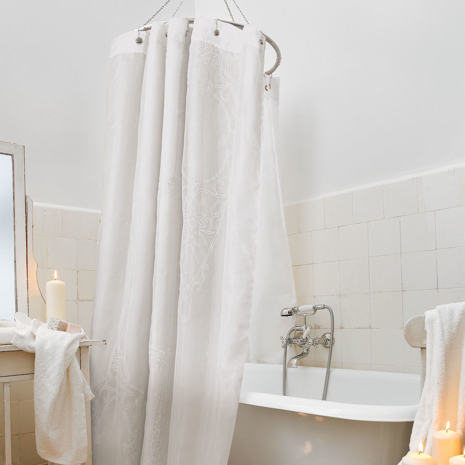Weiße Duschvorhang aus Baumwolle mit feinem Muster, Badezimmer mit Badewanne und Kerzen