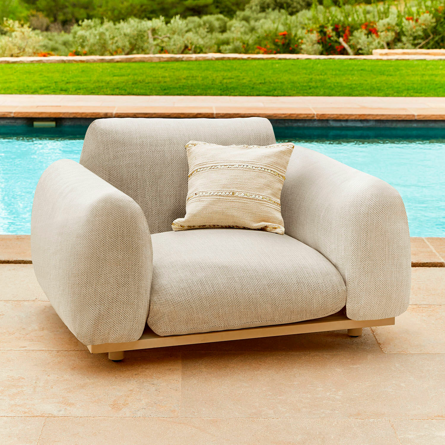 Sessel Savinard Beiger Polsterfessel aus Stoff mit dekorativem Kissen, moderner Lounge-Sessel für Terrasse oder Garten