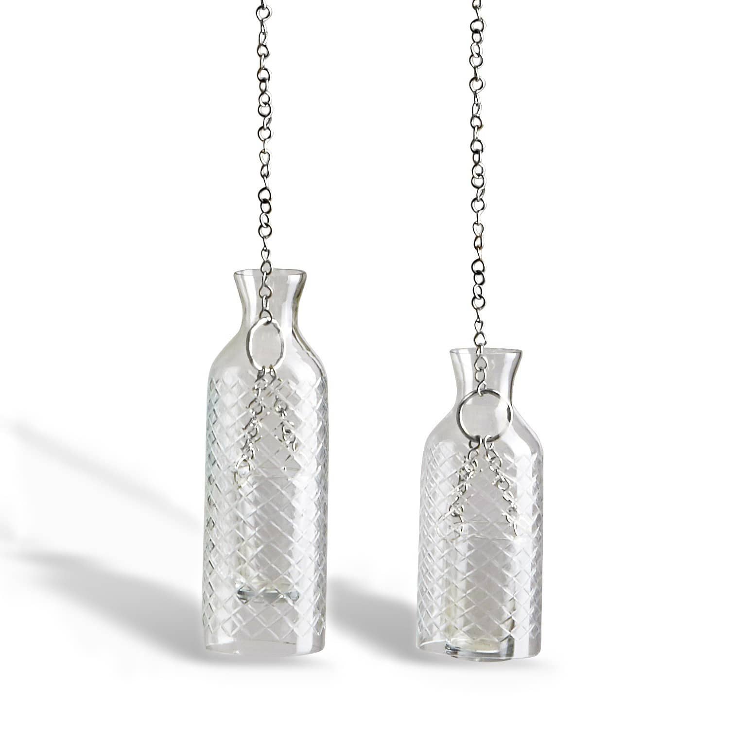 Set aus zwei transparenten Glasvasen mit Ketten zum Aufhängen als Wohnaccessoire