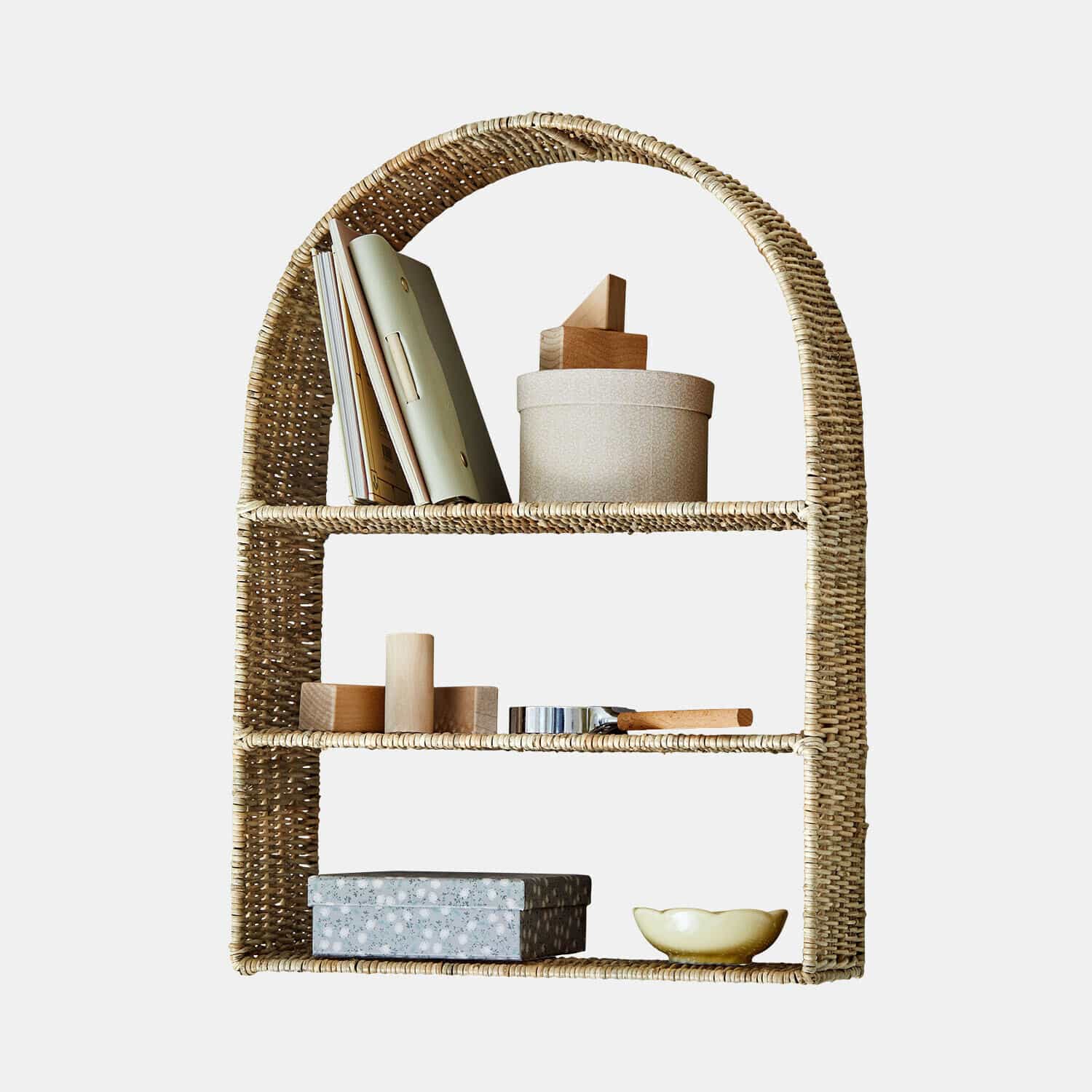 Wandregal aus natürlichem Rattan mit drei Ablagen und dekorativen Aufbewahrungsobjekten